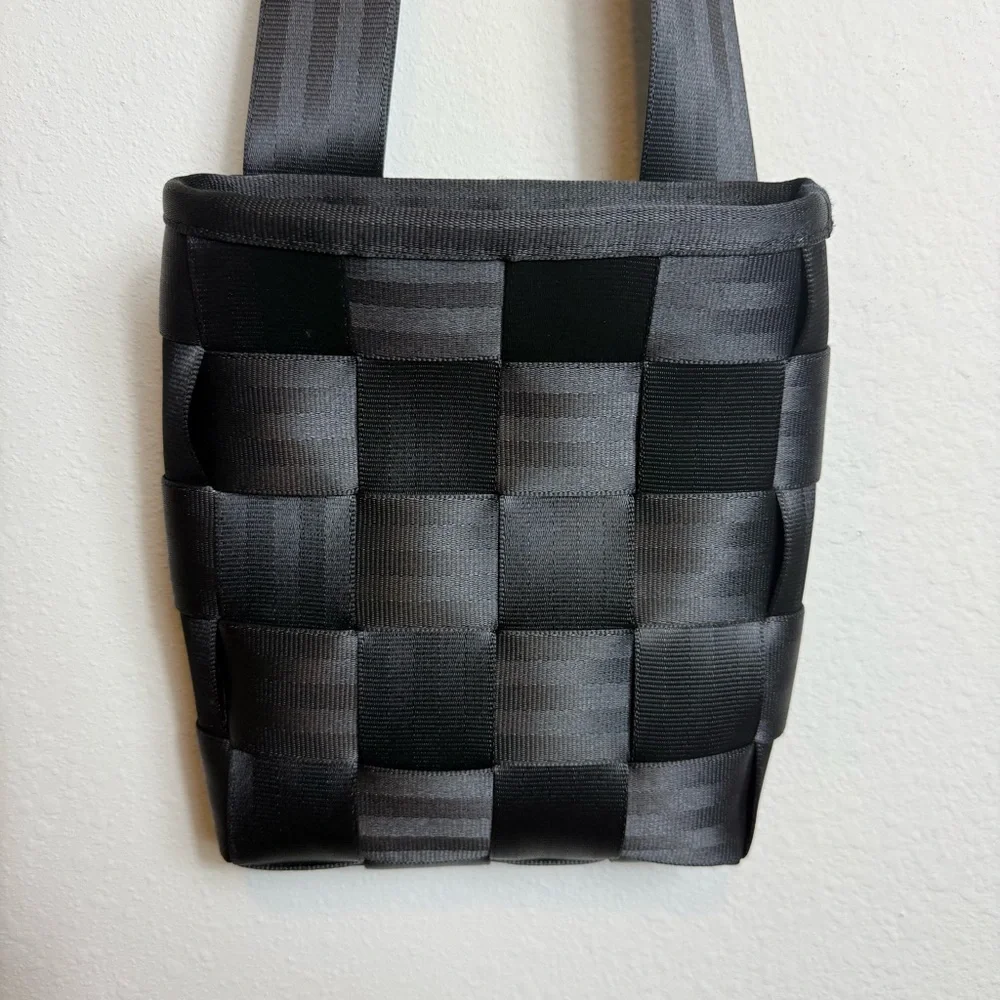 Harvey’s Vintage Original Seatbelt Crossbody Mini Messenger Bag Adjustable Black - Picture 2 of 5